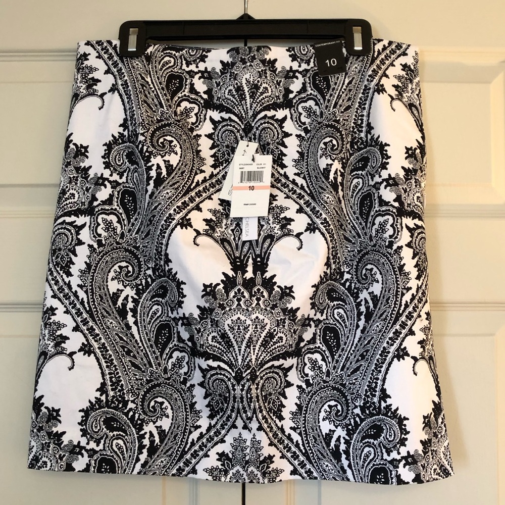 Amanda & Chelsea. Black & white patterned, lined, short skirt. Size 10. $35